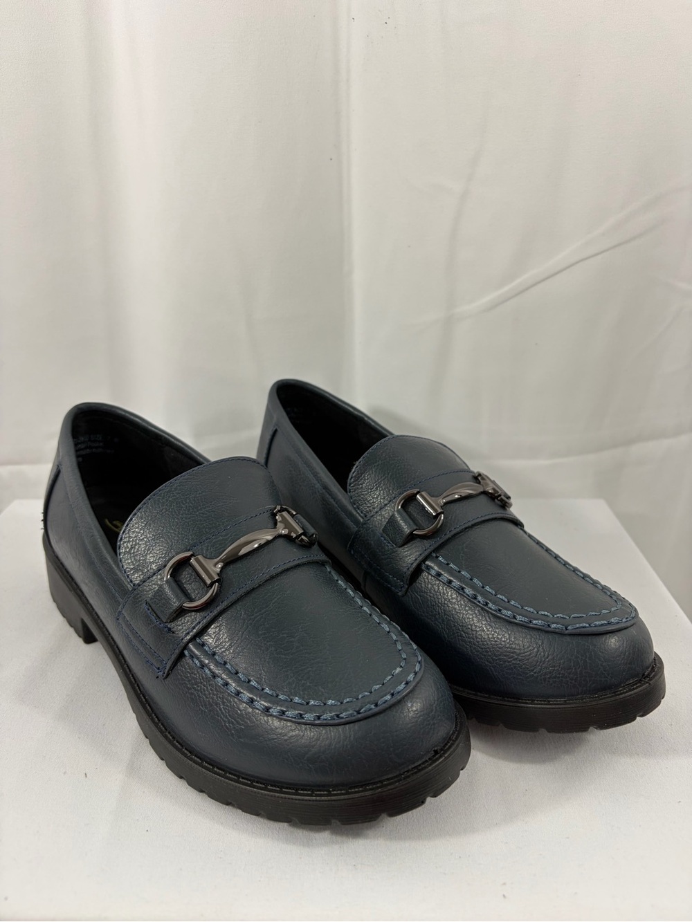 NWT Easy Street Women’s Size 7W Navy Blue Loafers